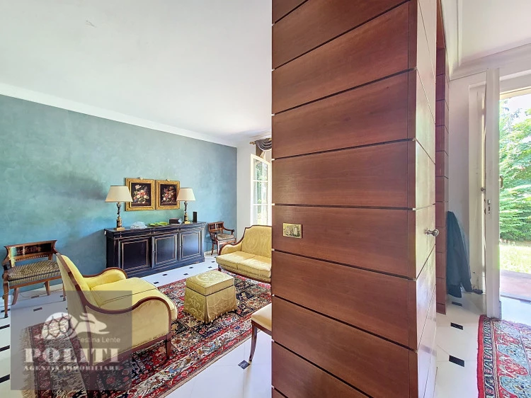 ampio salone villa signorile libera su quattro lati con ampio giardino privato a Limite Sull'Arno