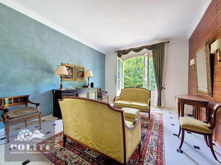 ampio salone villa signorile libera su quattro lati con ampio giardino privato a Limite Sull'Arno