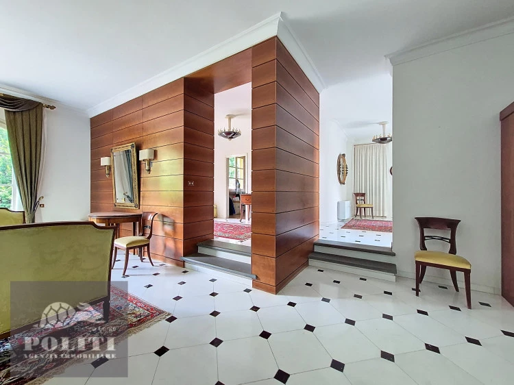 ampio salone villa signorile libera su quattro lati con ampio giardino privato a Limite Sull'Arno