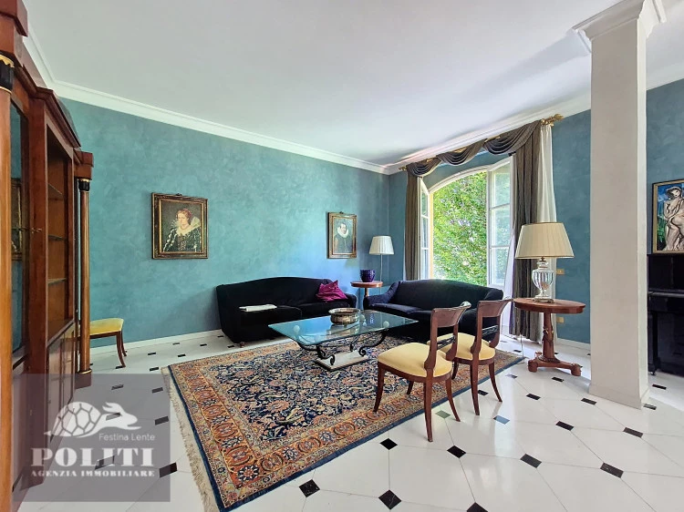 ampio salone villa signorile libera su quattro lati con ampio giardino privato a Limite Sull'Arno