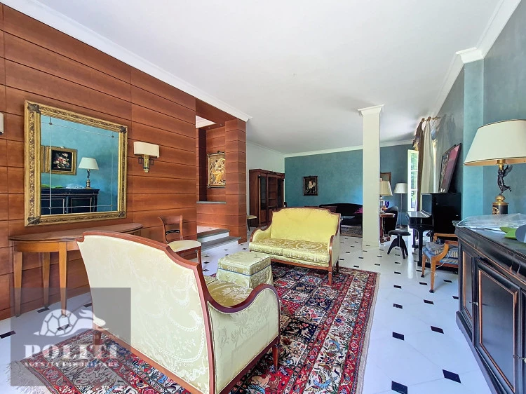 ampio salone villa signorile libera su quattro lati con ampio giardino privato a Limite Sull'Arno