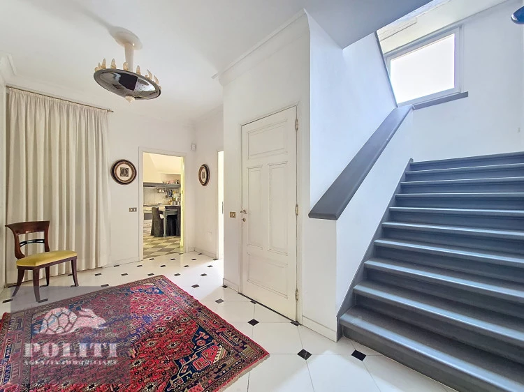 villa signorile libera su quattro lati con ampio giardino privato a Limite Sull'Arno