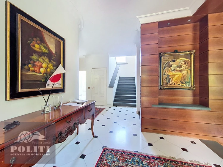 ampio salone villa signorile libera su quattro lati con ampio giardino privato a Limite Sull'Arno