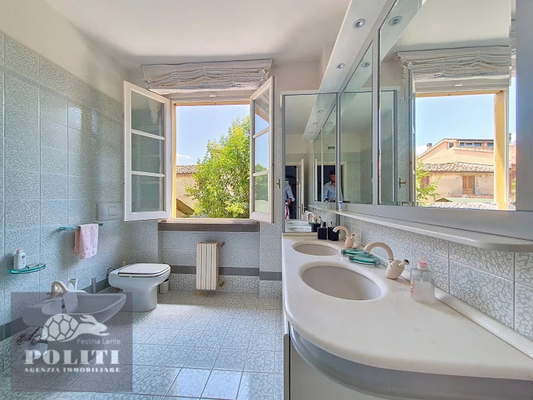 bagno padronale villa signorile libera su quattro lati con ampio giardino privato a Limite Sull'Arno