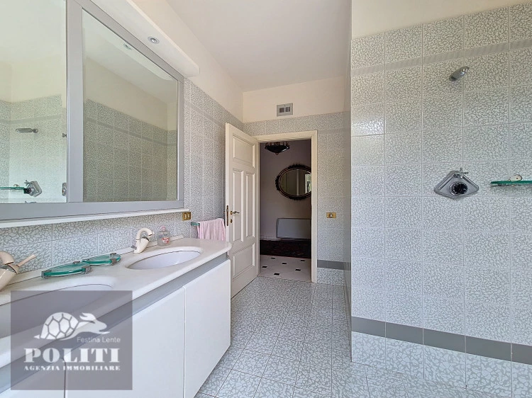 bagno padronale villa signorile libera su quattro lati con ampio giardino privato a Limite Sull'Arno