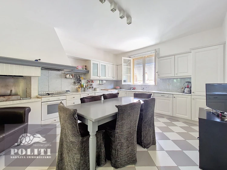 ampia cucina abitabile villa signorile libera su quattro lati con ampio giardino a Limite Sull'Arno