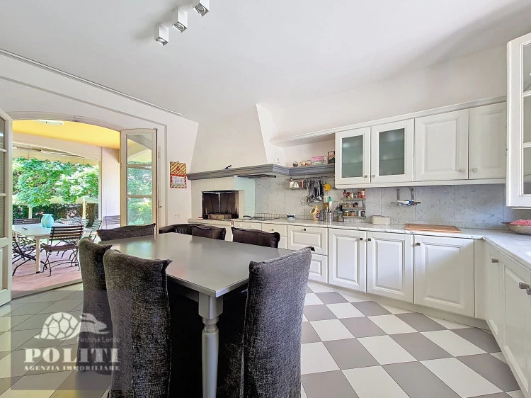 ampia cucina abitabile con veranda villa signorile libera su quattro lati con ampio giardino privato a Limite Sull'Arno