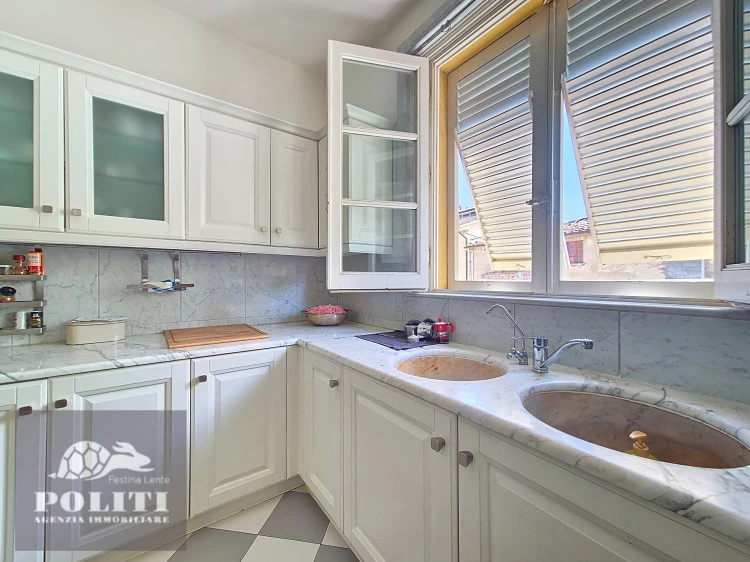 ampia cucina abitabile villa signorile libera su quattro lati con ampio giardino privato a Limite Sull'Arno