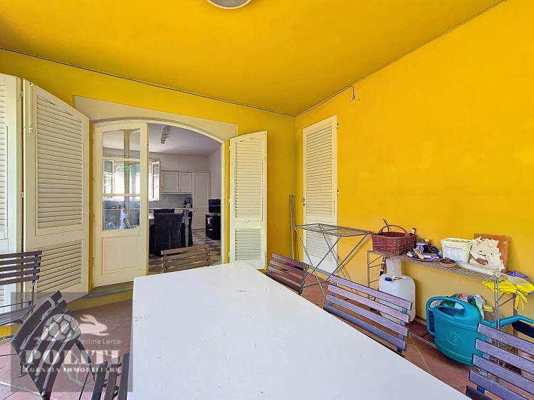 ampia cucina abitabile con veranda villa signorile libera su quattro lati con ampio giardino privato a Limite Sull'Arno