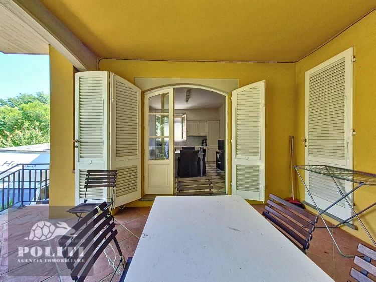 ampia cucina abitabile con veranda villa signorile libera su quattro lati con ampio giardino privato a Limite Sull'Arno
