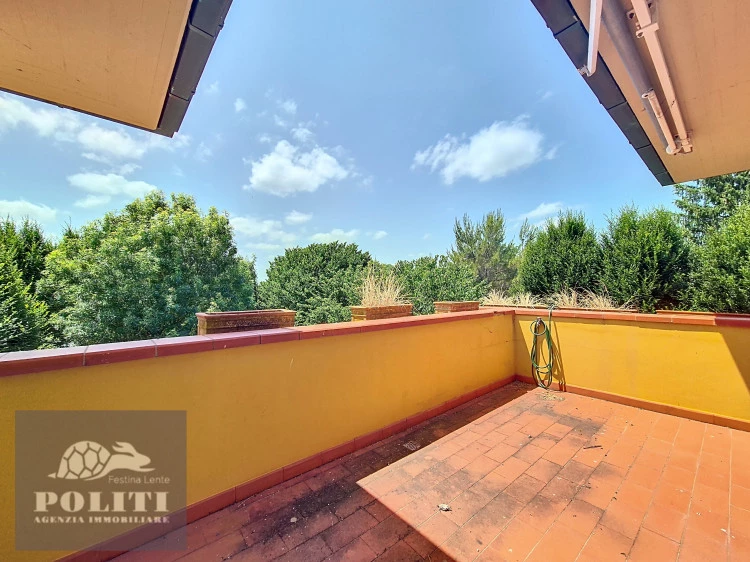 terrazzo con vista villa signorile libera su quattro lati con ampio giardino privato a Limite Sull'Arno