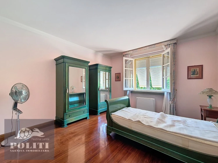 ampia camera da letto villa signorile libera su quattro lati con ampio giardino privato a Limite Sull'Arno