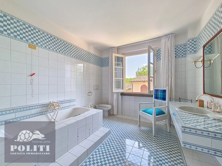 bagno padronale villa signorile libera su quattro lati con ampio giardino privato a Limite Sull'Arno