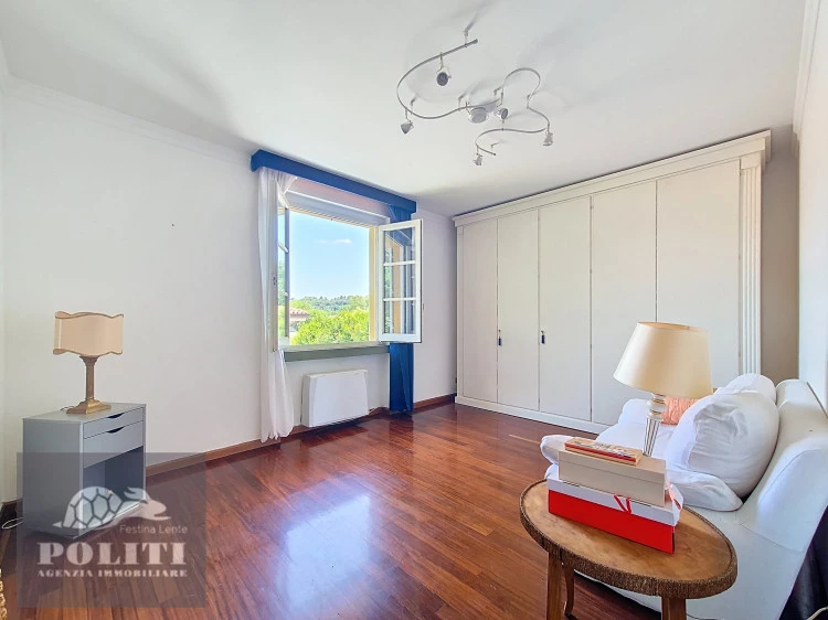 ampia camera da letto villa signorile libera su quattro lati con ampio giardino privato a Limite Sull'Arno