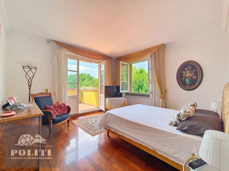 ampia camera da letto villa signorile libera su quattro lati con ampio giardino privato a Limite Sull'Arno