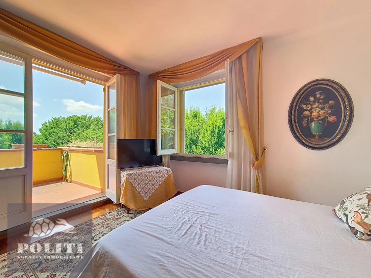 ampia camera da letto villa signorile libera su quattro lati con ampio giardino privato a Limite Sull'Arno