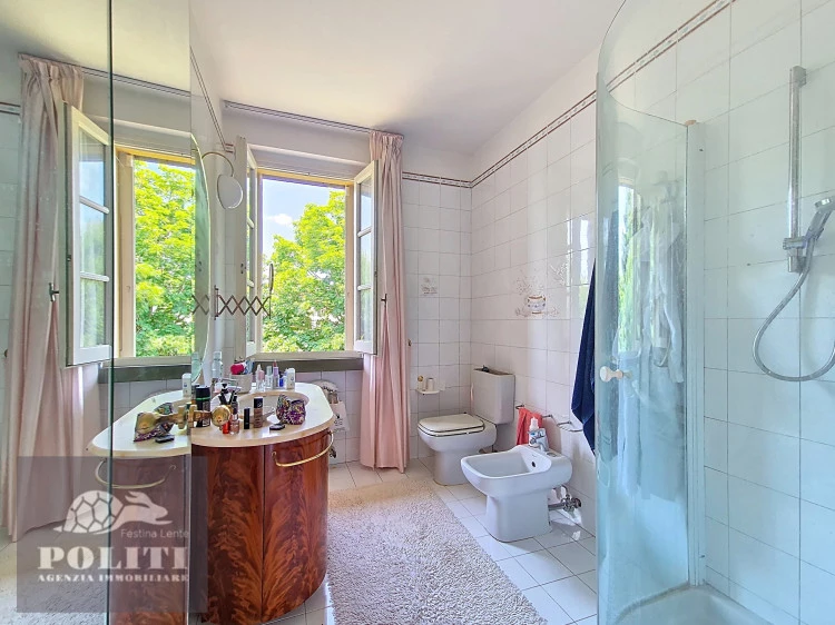 bagno padronale villa signorile libera su quattro lati con ampio giardino privato