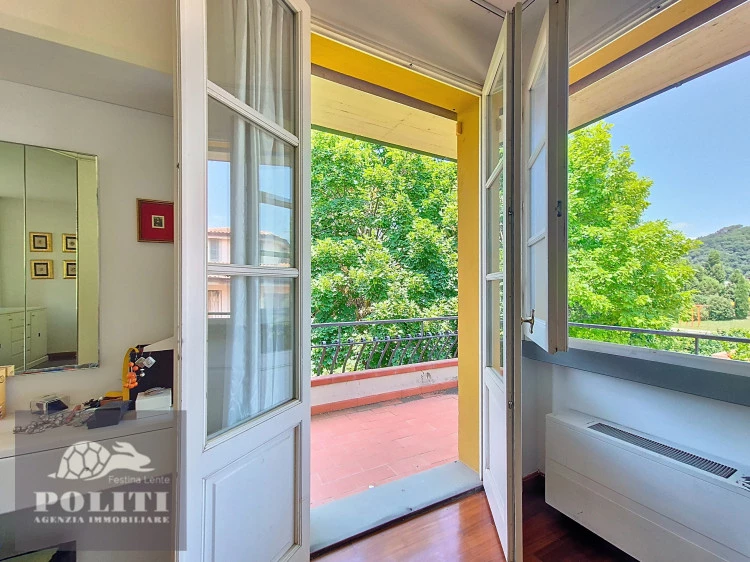 terrazzo con vista villa signorile libera su quattro lati con ampio giardino privato