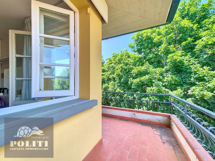 terrazzo con vista villa signorile libera su quattro lati con ampio giardino privato