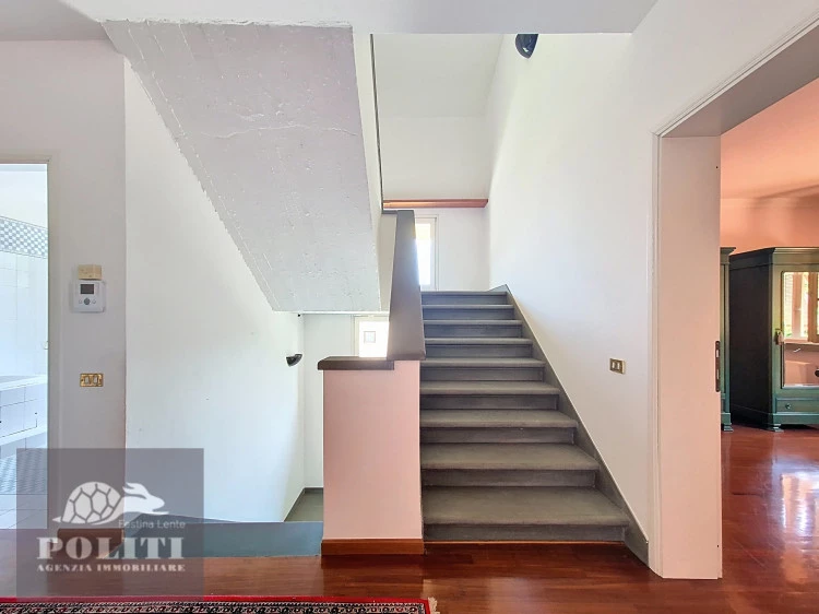 villa signorile libera su quattro lati con ampio giardino privato a Limite Sull'Arno