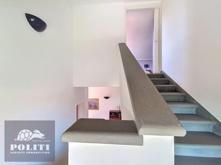 villa signorile libera su quattro lati con ampio giardino privato a Limite Sull'Arno