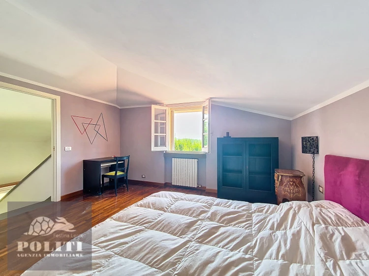 ampia camera da letto villa signorile libera su quattro lati con ampio giardino privato a Limite Sull'Arno