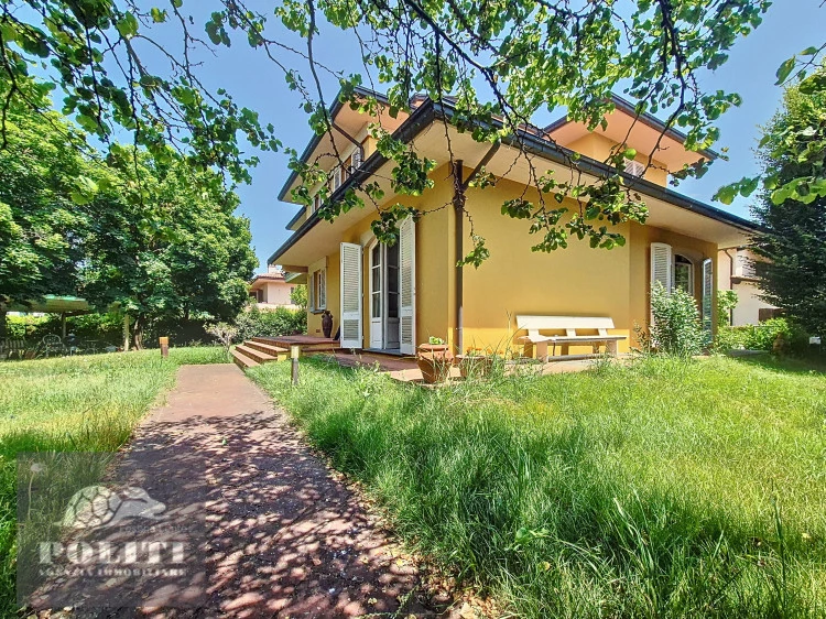 villa signorile libera su quattro lati con ampio giardino privato a Limite Sull'Arno