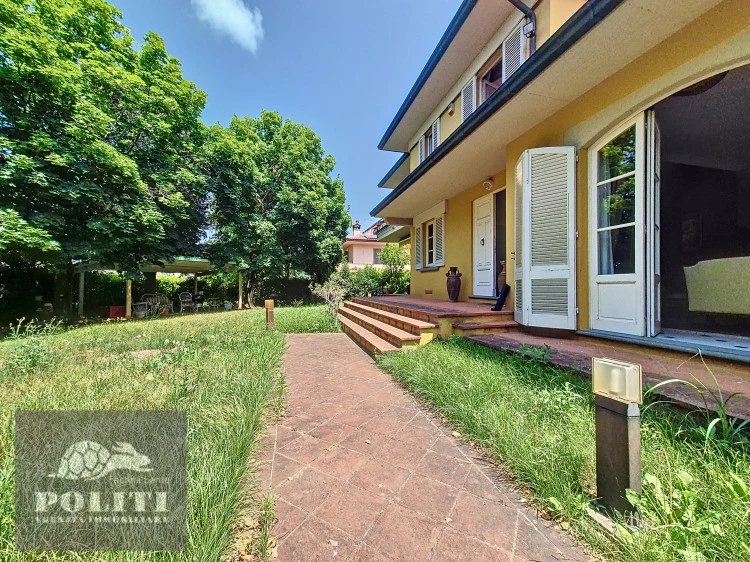 villa signorile libera su quattro lati con ampio giardino privato a Limite Sull'Arno
