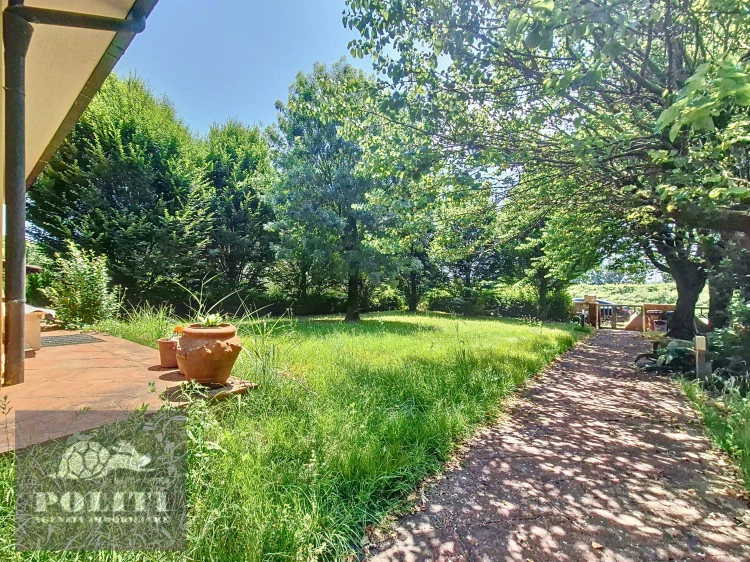 villa signorile libera su quattro lati con ampio giardino privato a Limite Sull'Arno
