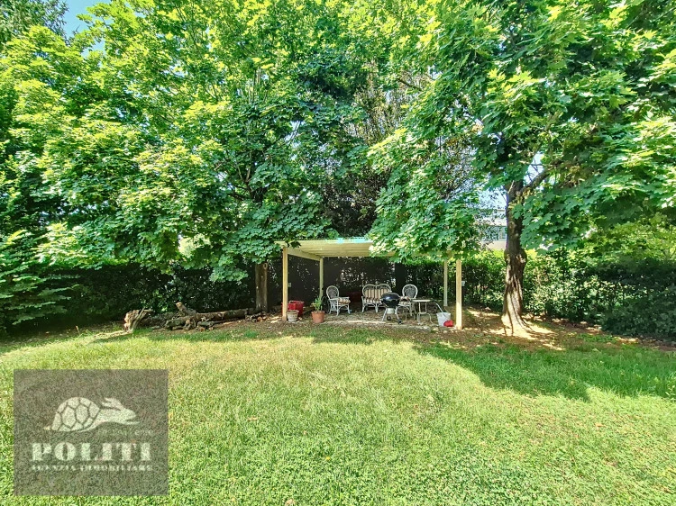 villa signorile libera su quattro lati con ampio giardino privato a Limite Sull'Arno