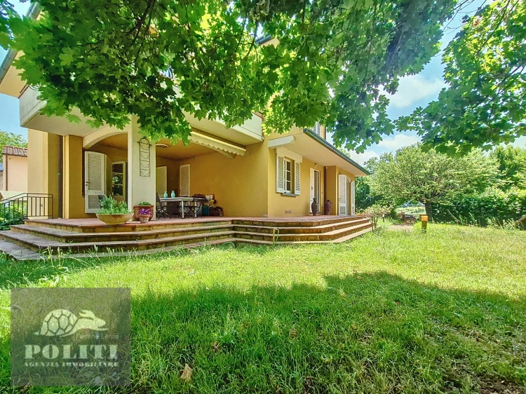 villa signorile libera su quattro lati con ampio giardino privato a Limite Sull'Arno