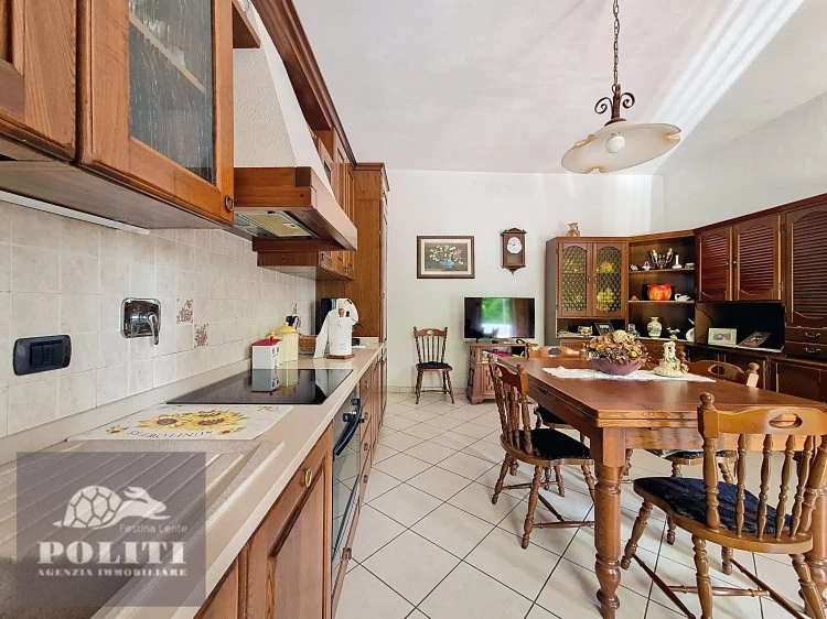 Ampia Cucina abitabile Appartamento su due piani a Montelupo Fiorentino con ampio giardino