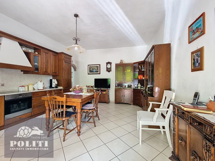 Ampia Cucina abitabile Appartamento su due piani a Montelupo Fiorentino con ampio giardino
