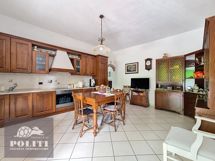 Ampia Cucina abitabile Appartamento su due piani a Montelupo Fiorentino con ampio giardino