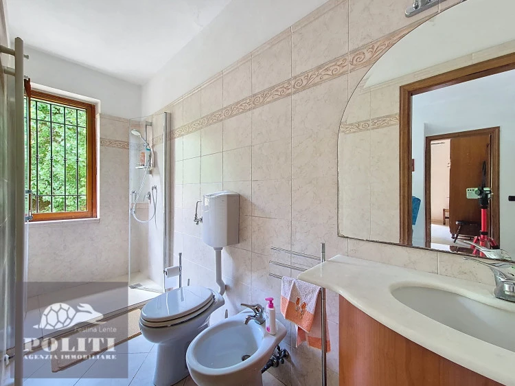 Bagno padronale Appartamento su due piani a Montelupo Fiorentino con ampio giardino