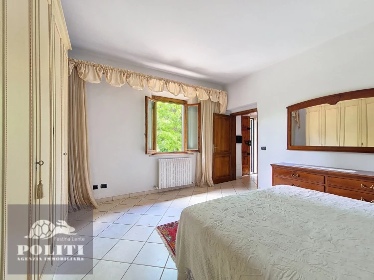 Camera padronale con grande finestra Appartamento su due piani a Montelupo Fiorentino con ampio giardino
