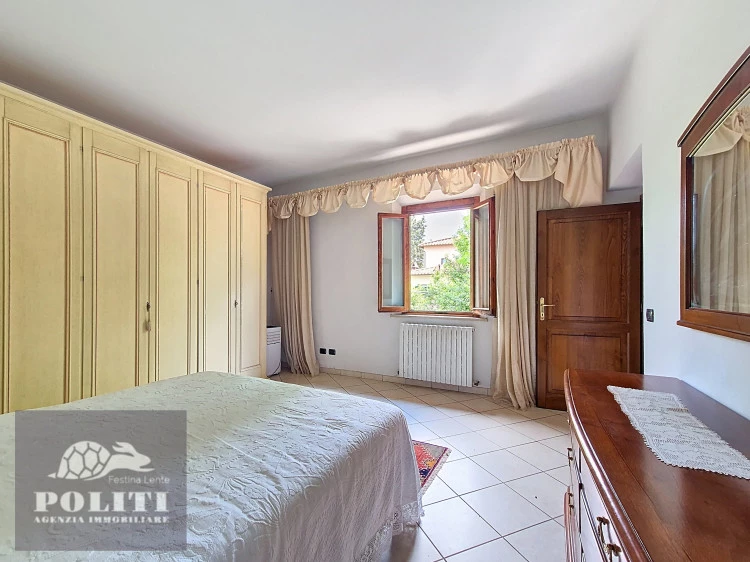 Camera padronale con grande finestra Appartamento su due piani a Montelupo Fiorentino con ampio giardino