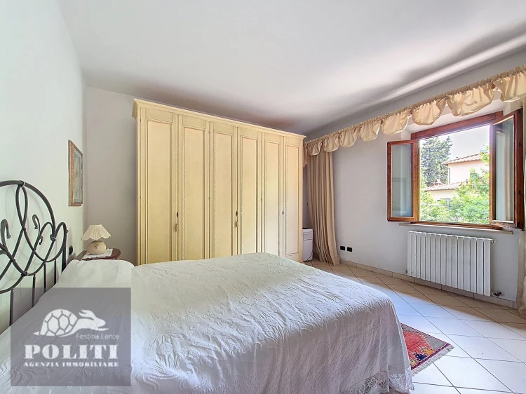 Camera padronale con grande finestra Appartamento su due piani a Montelupo Fiorentino con ampio giardino