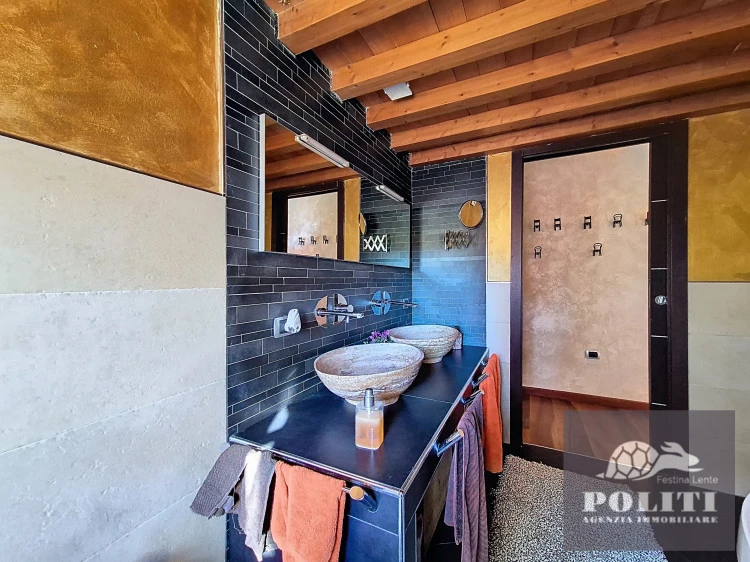 montespertoli colonica in vendita con giardino esclusivo bagno con finestra