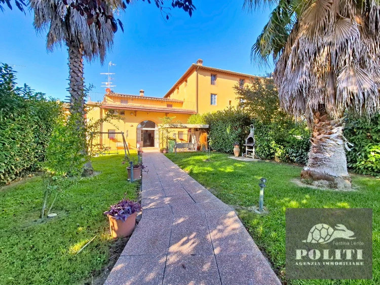 montespertoli colonica in vendita con giardino esclusivo vialetto