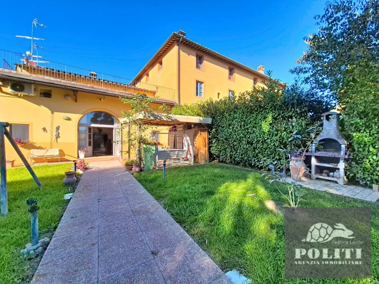 montespertoli colonica in vendita con giardino esclusivo palme