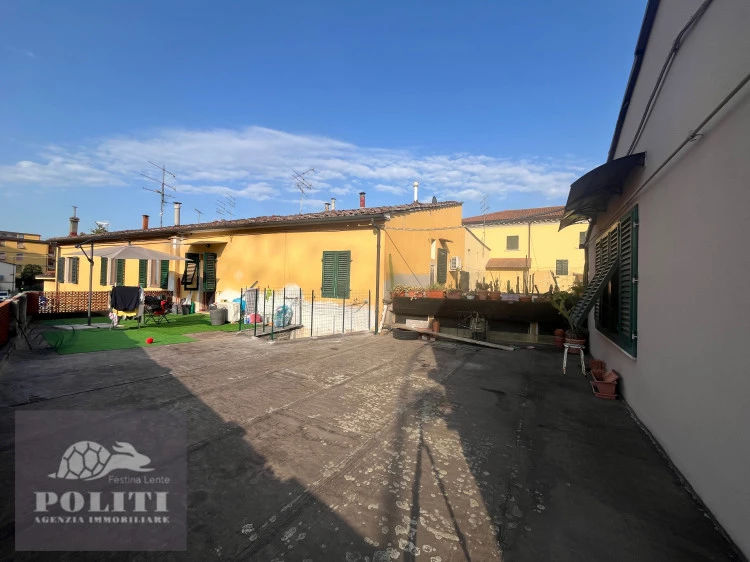 Ampio terrazzo panoramico vivibile bilocale Limite sull'Arno in centro
