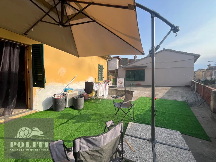 Ampio terrazzo panoramico vivibile bilocale Limite sull'Arno in centro