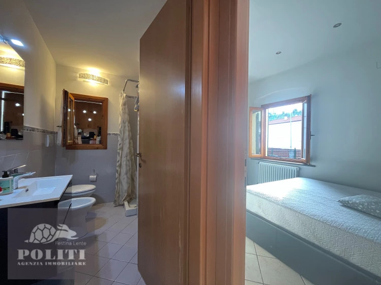 Camera spaziosa matrimoniale e bagno principale Bilocale a Limite sull'Arno con ampio terrazzo panoramico vivibile