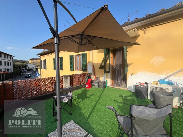 Ampio terrazzo panoramico vivibile bilocale Limite sull'Arno in centro