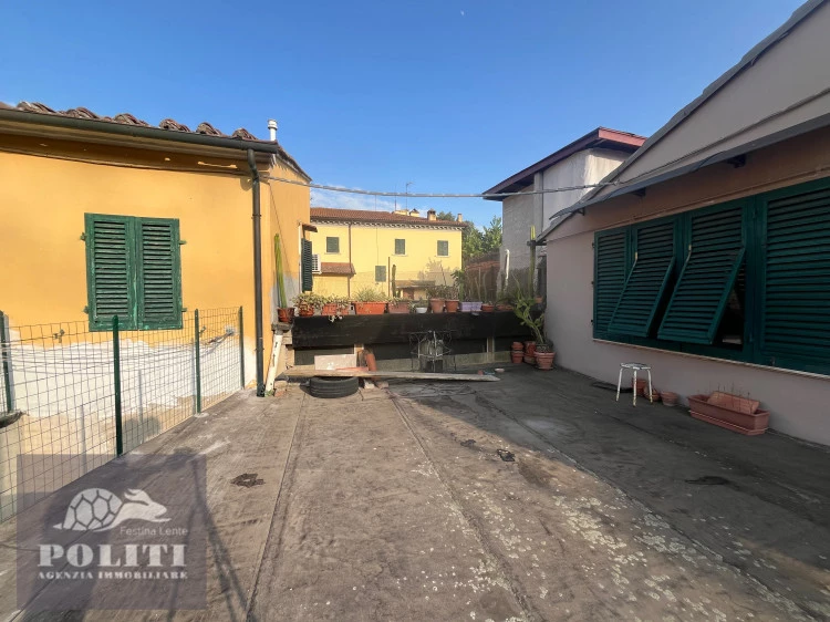 Ampio terrazzo panoramico vivibile bilocale Limite sull'Arno in centro