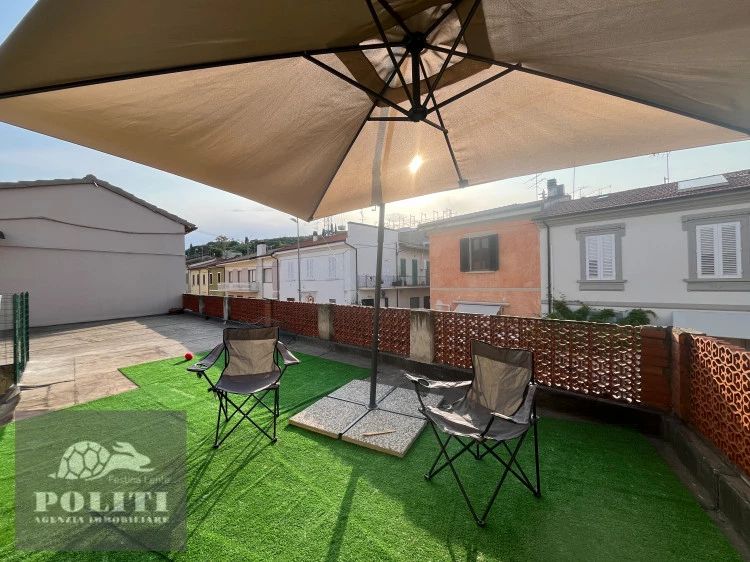 Ampio terrazzo panoramico vivibile bilocale Limite sull'Arno