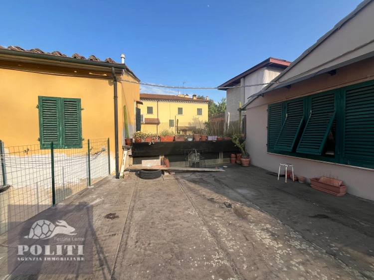 Ampio terrazzo panoramico vivibile bilocale Limite sull'Arno in centro
