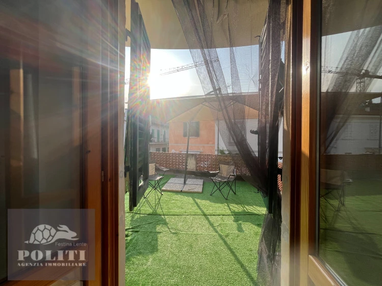Ampio terrazzo panoramico vivibile bilocale Limite sull'Arno