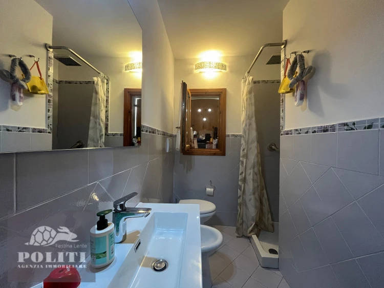 Bagno ristrutturato principale Bilocale a Limite sull'Arno con ampio terrazzo panoramico vivibile